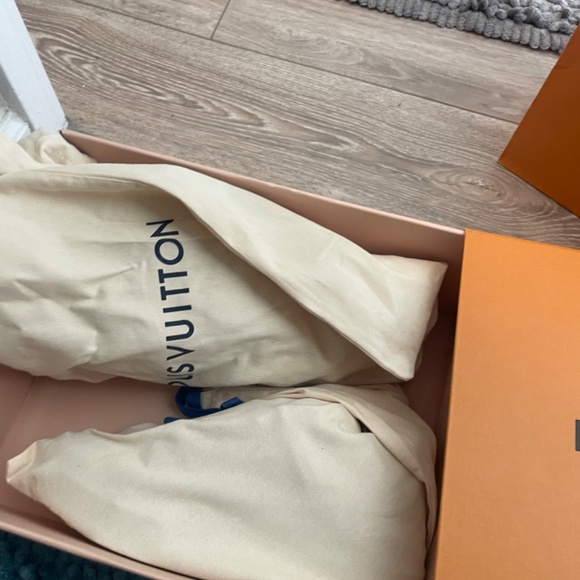 Louis Vuitton - Picture 2 of 7